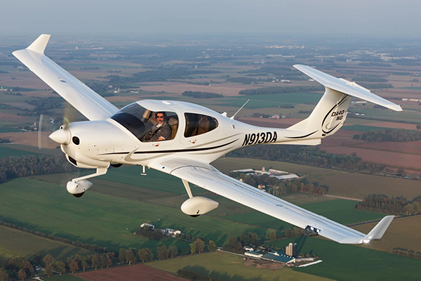 photo of a diamond d40 plane